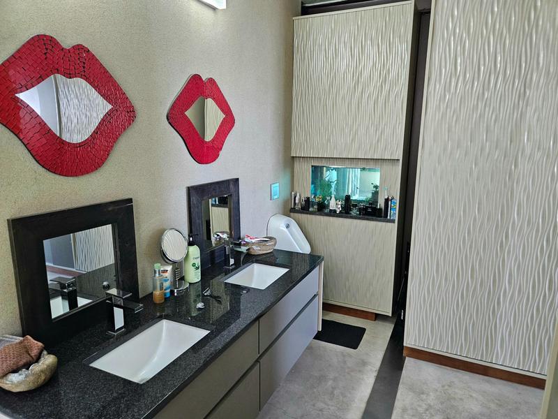 5 Bedroom Property for Sale in Green Point Western Cape